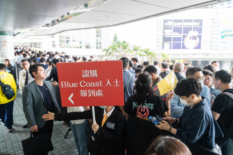 長實低價策略湊效，Blue Coast 售樓處現場墟冚。 (Chan Long Hei/Bloomberg via Getty Images)