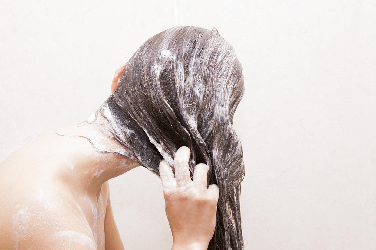 ¿Estás lavando correctamente tu pelo? La forma de aplicar el champú y enjabonar el cabello tiene más importancia de la que crees. Toma nota del paso a paso y verás cómo cambia tu melena. (Foto: Getty)