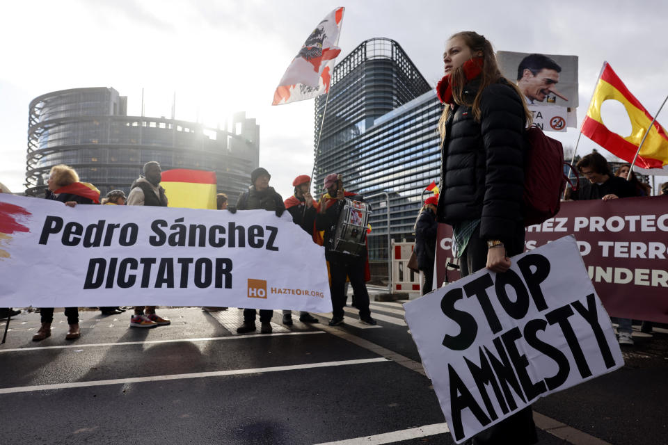 FILE - Demonstrators protest against Spanish Prime Minister Pedro Sanchez and a potential amnesty law outside the European Parliament, Wednesday, Dec. 13, 2023 in Strasbourg, eastern France. Spain's lower house of Parliament is Tuesday to debate and likely approve an enormously controversial amnesty law that aims to sweep away the legal troubles of hundreds of people, involved in Catalonia's unsuccessful 2017 independence bid. A key question is whether a Catalan separatist party manages to include clauses that cover terrorism that will guarantee protection for fugitive leader Carles Puigdemont. (AP Photo/Jean-Francois Badias, File)