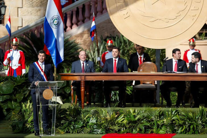 El nuevo presidente de Paraguay, Santiago Peña, se dirige a la audiencia durante su toma de posesión, en Asunción, Paraguay