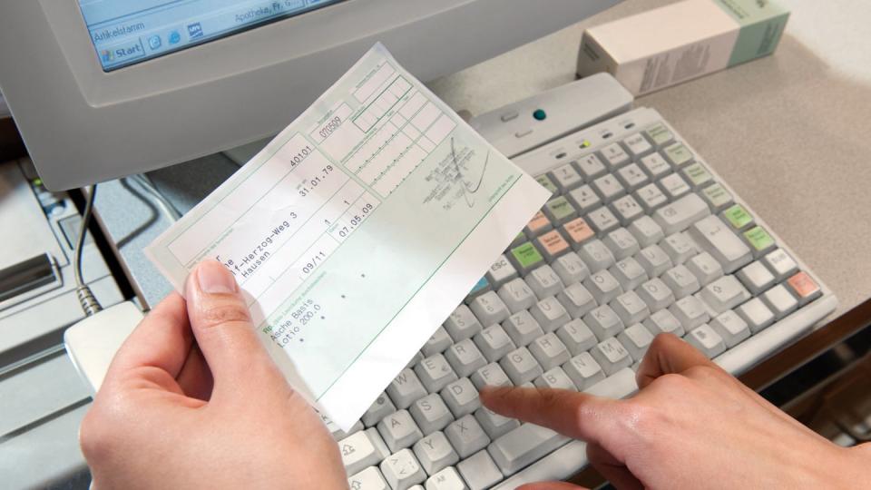 Das Grüne Rezept kann eine Kostenerstattung bei der Krankenkasse auslösen und als Belastungsnachweis in der Einkommensteuererklärung dienen. Foto: ABDA/ABDA Bundesvgg. Dt. Apothekerverbände