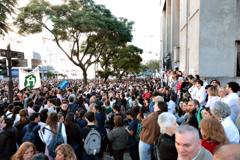 Esta mañana realizaron una abrazo solidario al hospital 