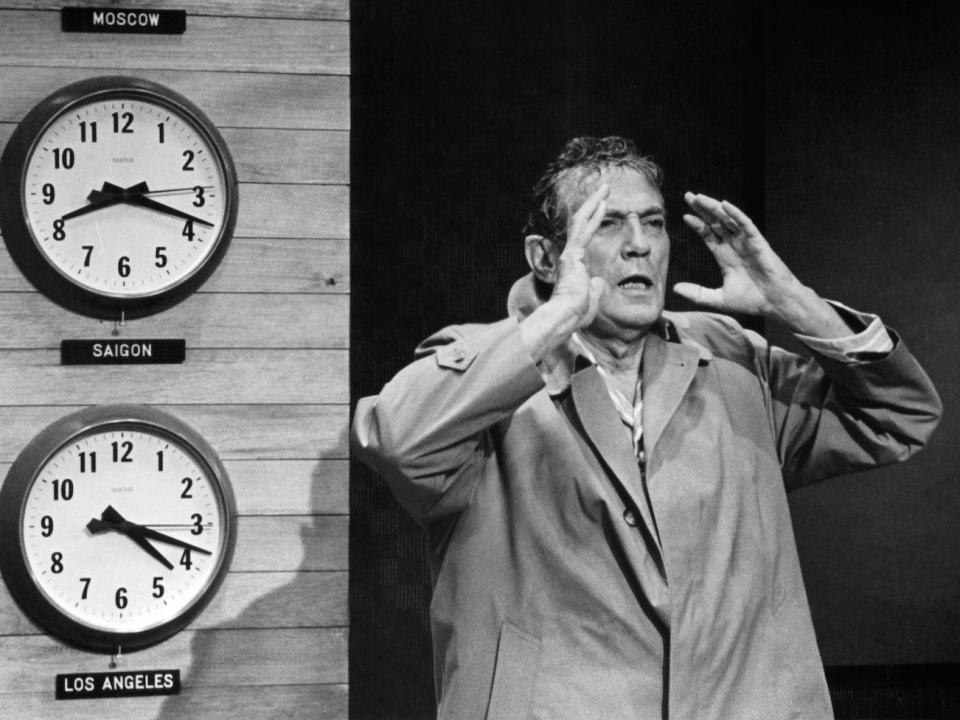 Peter Finch on set in front of wall of clocks in a scene from the film 'Network', 1976. (Photo by Metro Goldwyn Mayer:Getty Images) 