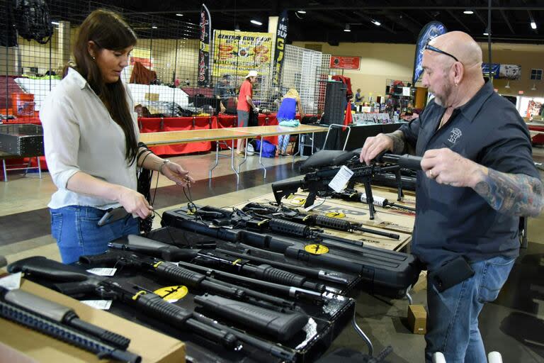 Venta de rifles AR-15 en una feria de armas en Florida