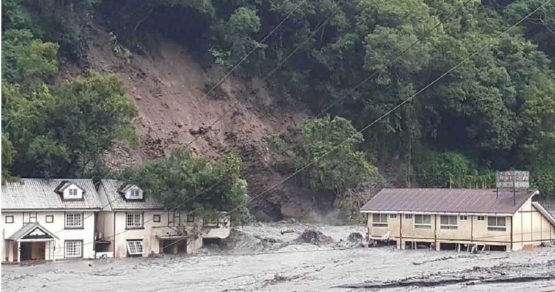 海葵颱風過境，廬山溫泉區的塔羅灣溪溪水暴漲，山坡有土石崩落。（仁愛鄉公所提供／楊靜茹南投傳真）