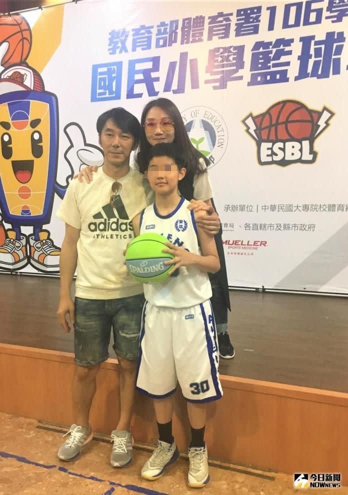▲陶晶瑩（後）、李李仁（左）曾經出席女兒籃球活動，為女兒「荳荳」加油。（圖／記者鍾東穎攝）