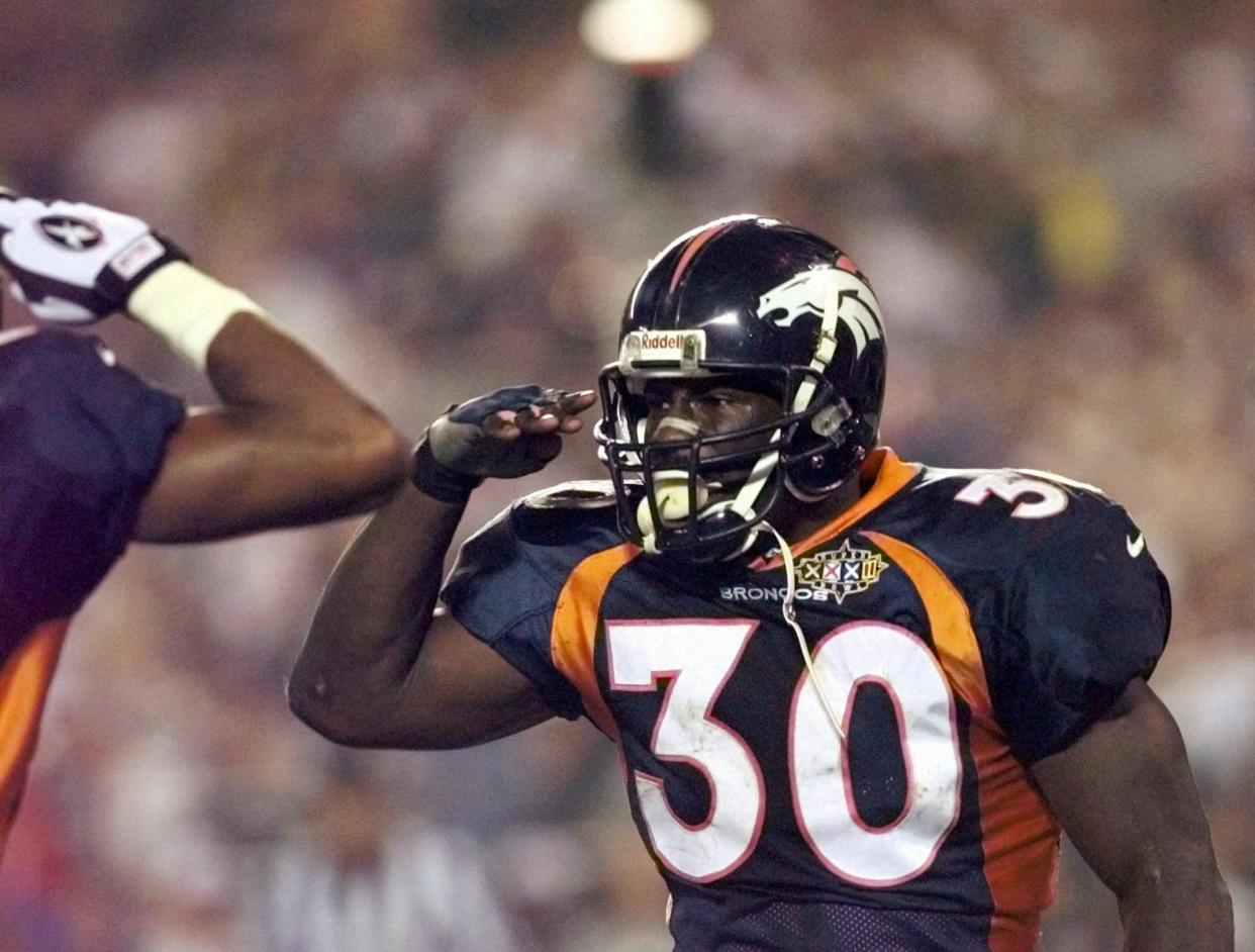 Broncos running back Terrell Davis salutes after his third-quarter touchdown against the Packers during Super Bowl XXXII, Jan. 25, 1998, in San Diego.