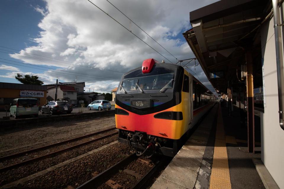 列車外觀塗裝是山毛櫸的漸層色調。（日本觀光局JNTO提供）