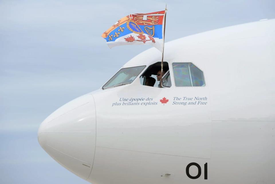 The Duke of Cambridge’s personal standard flies from the cockpit of an official plane at the Victoria International Airport, as the Duke and Duchess of Cambridge, along with their children Prince George and Princess Charlotte arrive in Victoria, B.C., Saturday, Sept 24, 2016. Photo: THE CANADIAN PRESS/Jonathan Hayward