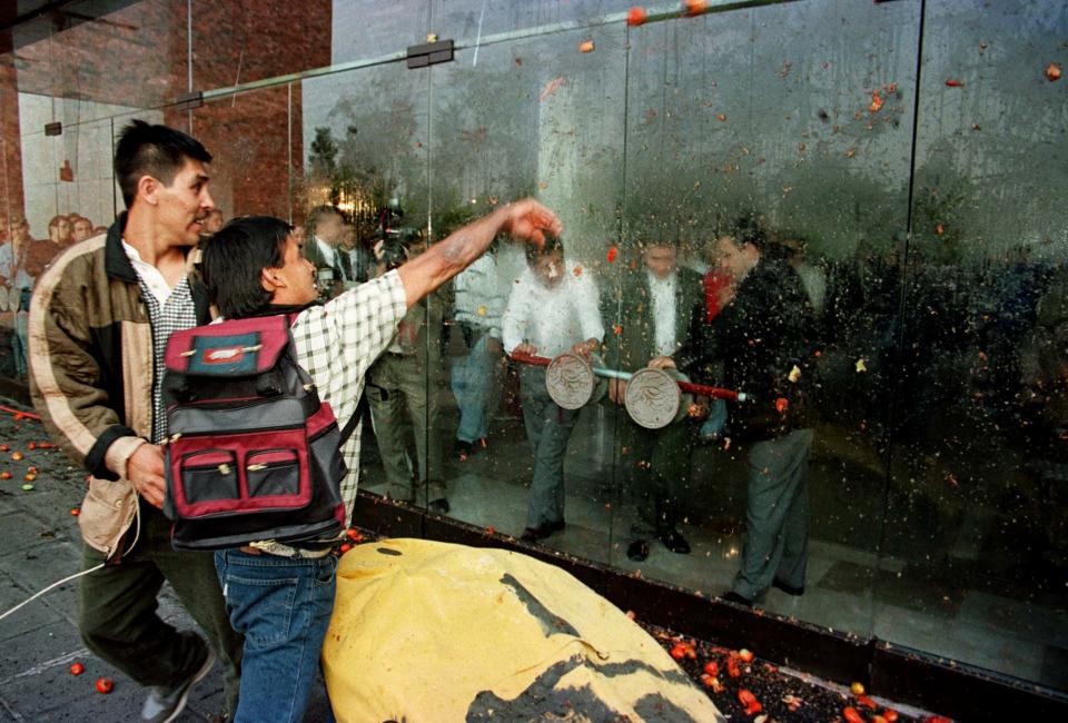 Protestas en el Congreso mexicano por la conversión de deuda privada en deuda pública durante 1998. (Reuters)