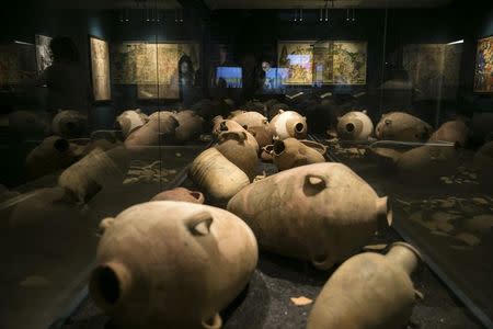Ancient storage jars, believed to be from ancient Babylonia, are displayed during an exhibition at the Bible Lands Museum in Jerusalem, February 3, 2015. REUTERS/Baz Ratner