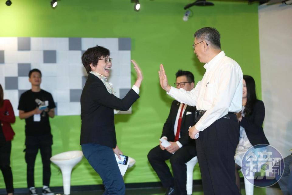 蔡壁如（左）在2014年，為柯文哲（右）澄清MG149帳戶，一戰成名。原本無心政治的她，因柯文哲幕僚三番兩次勸說，才進到台北市政府。