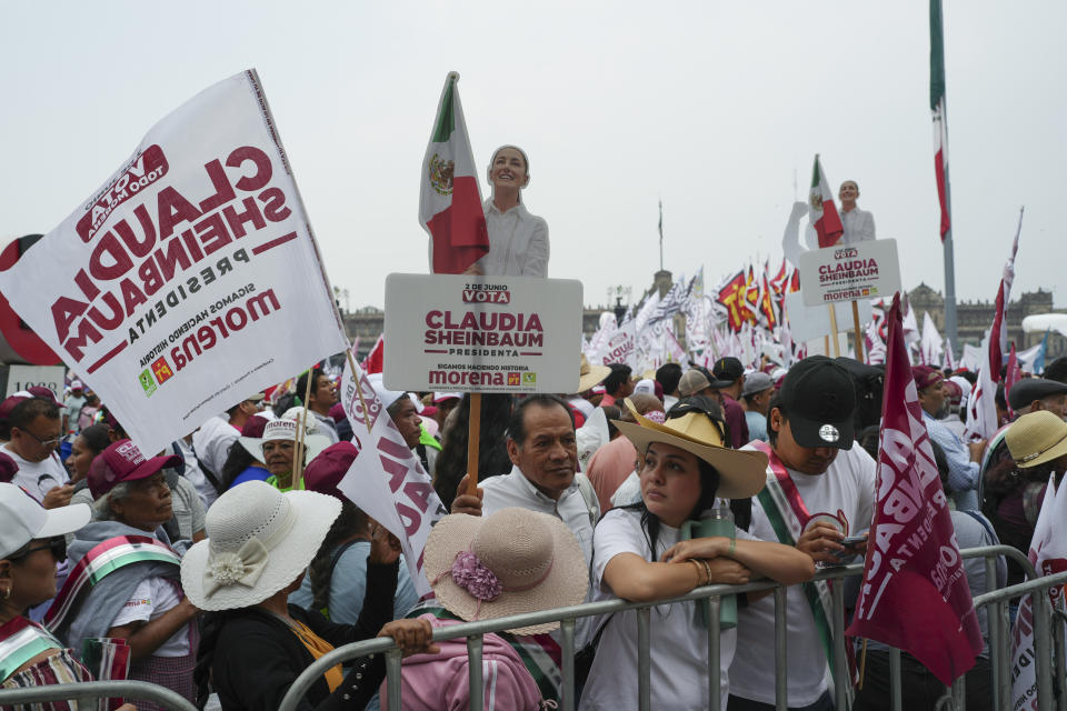 Simpatizantes de la candidata presidencial oficialista Claudia Sheinbaum esperan al inicio del acto de su cierre de campaña en la plaza del Zócalo en Ciudad de México, el miércoles 29 de mayo de 2024, cuatro días antes de las elecciones del 2 de junio. (AP Foto/Marco Ugarte)