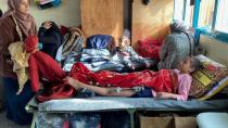 Una niña yace en una cama, mientras los palestinos heridos en ataques israelíes se refugian en una escuela donde sufren escasez de alimentos, cerca de Rafah, en el sur de la Franja de Gaza