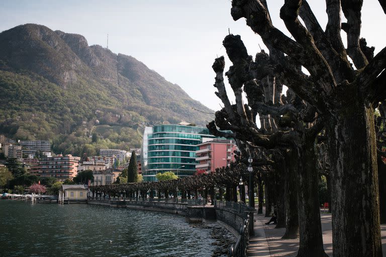 Un edificio de lujo con vidrio verde en Lugano, Suiza, donde se cree que vivió Alina Kabaeva, una exgimnasta olímpica y la mujer considerada durante mucho tiempo como la actual amante del presidente Vladimir Putin. (Dmitry Kostyukov/The New York Times) (DMITRY KOSTYUKOV/)