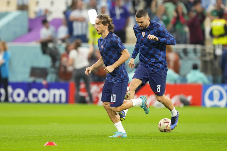 Luca Modric y Mateo Kovacic entran en calor antes del partido entre Croacia y Argentina por semifinales de la Copa del Mundo