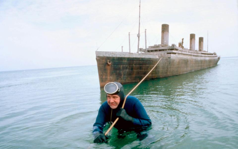 Frogman Courtney Brown towing a 55-foot scale model of the Titanic - Alamy