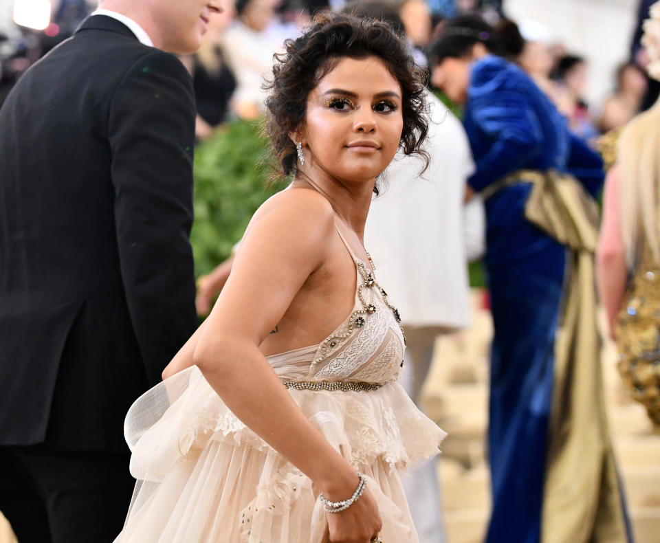 Ist sie mit dem Selbstbräuner verunglückt? Selena Gomez bei der Met Gala in New York. (Bild: AP Photo/Charles Sykes/Invision)