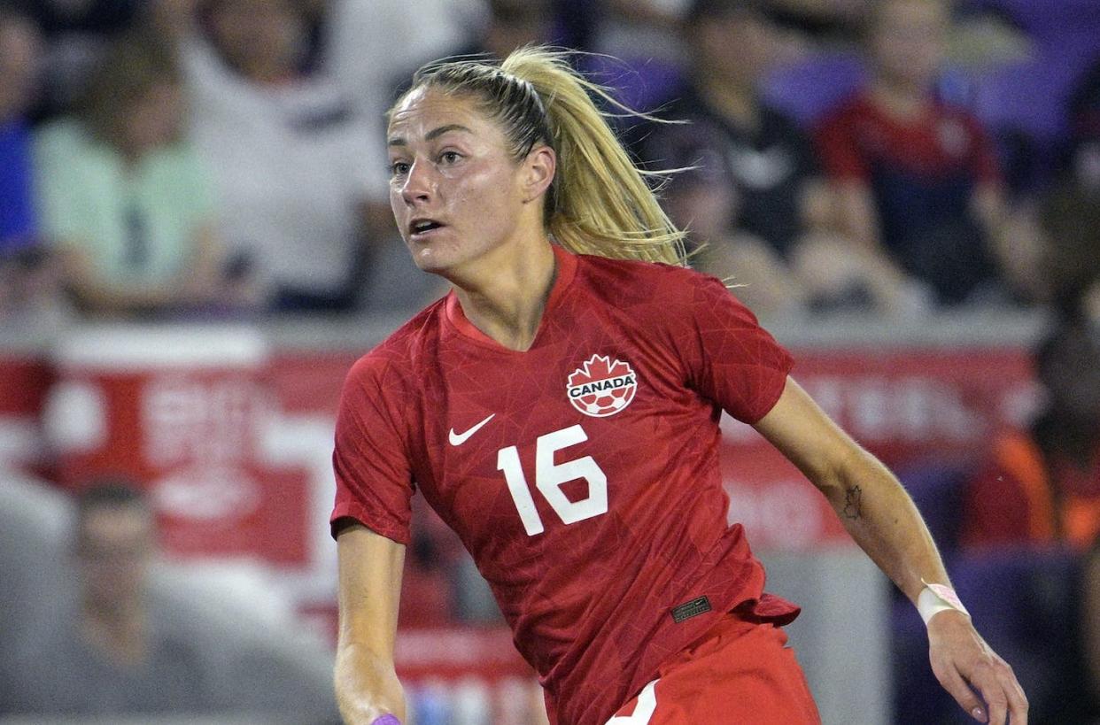 La delantera canadiense Janine Beckie observa tras intentar un disparo durante la primera mitad de un partido de fútbol femenino de la Copa SheBelieves contra Estados Unidos, el 16 de febrero de 2023, en Orlando, Florida. (AP Photo/Phelan M. Ebenhack)