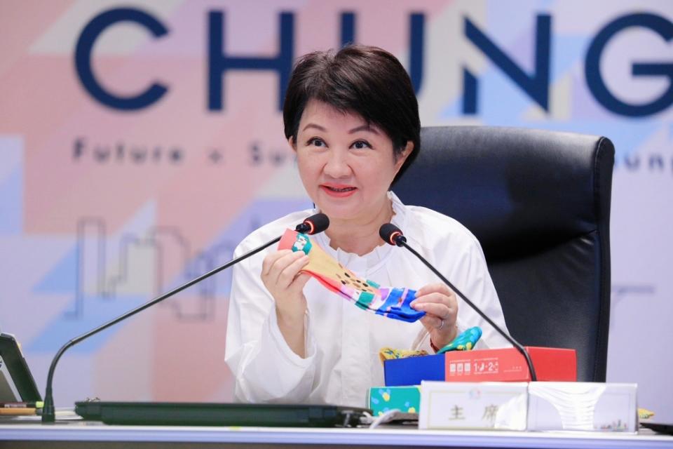 《圖說》世界珍奶日，台中市長盧秀燕特別秀出可愛的「珍奶襪」助弱勢。
