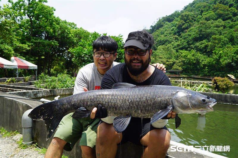 （上圖）Bom過去也曾和Peter一起在台灣釣到烏鰡；（下圖）無論是野釣還是釣場體驗，Bom說，自己真的非常喜愛台灣，因為有很棒的天氣、景觀生態，還有熱情又溫暖的人們。（圖／Peter授權提供、記者張雅筑攝）