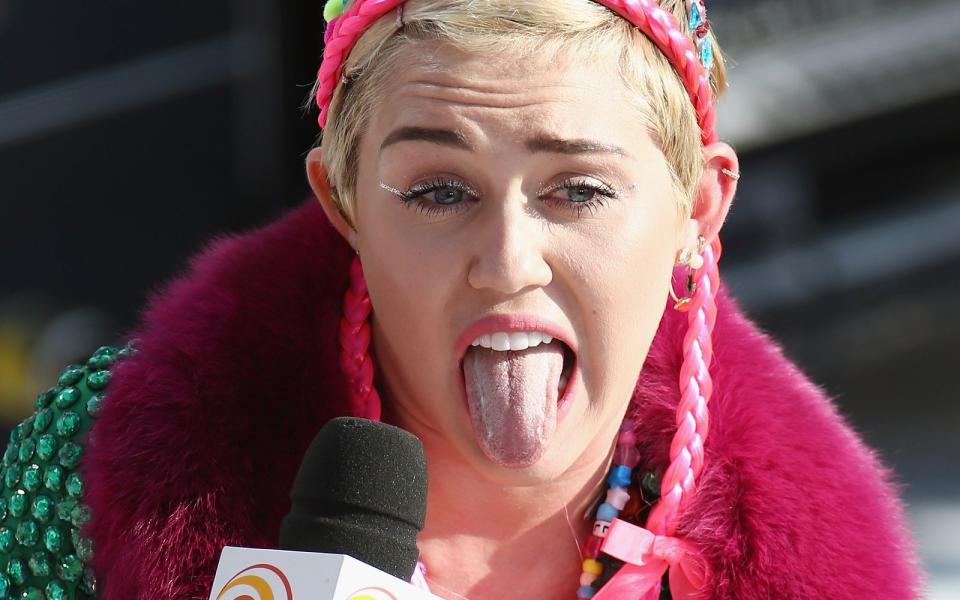 Die herausgestreckte Zunge war lange Mileys Markenzeichen, das sie im Musikmagazin "Rolling Stone" so erklärte: "Ich strecke meine Zunge nur heraus, weil ich es hasse, auf Fotos zu lachen. Das ist so komisch." (Bild: Don Arnold/Getty Images)