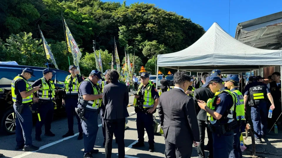 警方針對到場致哀的黑衣人盤查。民眾提供