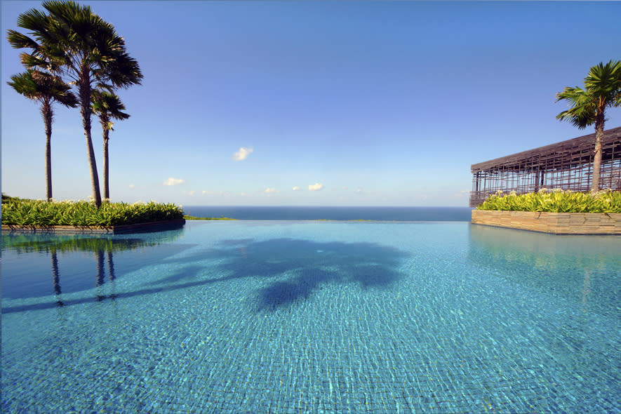 <b>Uluwatu, Indonesien</b><br><br>Man sieht es nicht sofort, aber von diesem Pool auf Bali bis zum Indischen Meer hinab, beträgt das Gefälle unglaubliche 100 Meter. (Bild: <a href="http://www.flickr.com/photos/vincrosbie/7260974184" rel="nofollow noopener" target="_blank" data-ylk="slk:Vin Crosbie;elm:context_link;itc:0;sec:content-canvas" class="link ">Vin Crosbie</a>/<a href="http://creativecommons.org/licenses/by/2.0/" rel="nofollow noopener" target="_blank" data-ylk="slk:Vin Crosbie;elm:context_link;itc:0;sec:content-canvas" class="link ">Vin Crosbie </a>/<a href="http://www.flickr.com/" rel="nofollow noopener" target="_blank" data-ylk="slk:Flickr;elm:context_link;itc:0;sec:content-canvas" class="link ">Flickr</a>)