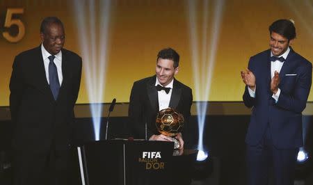 FC Barcelona's Lionel Messi of Argentina (C) holds the World Player of the Year award next to FIFA's acting President Issa Hayatou (L) and former palyer Kaka during the FIFA Ballon d'Or 2015 ceremony in Zurich, Switzerland, January 11, 2016. REUTERS/Arnd Wiegmann
