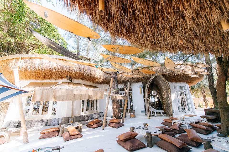 芭達雅海景餐廳推薦！Cave Beach Club 海天一線美景配美食（來源：店家社群）