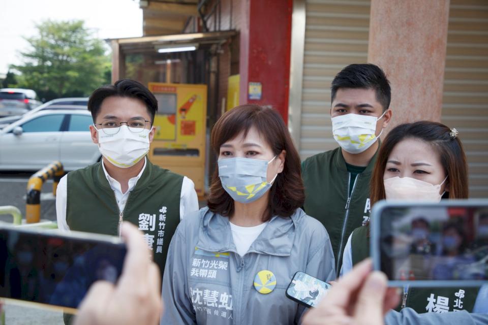 民進黨新竹市長參選人沈慧虹(中)3日提告名嘴吳子嘉，並再批民眾黨高虹安利用名嘴造謠。(沈慧虹競辦提供)