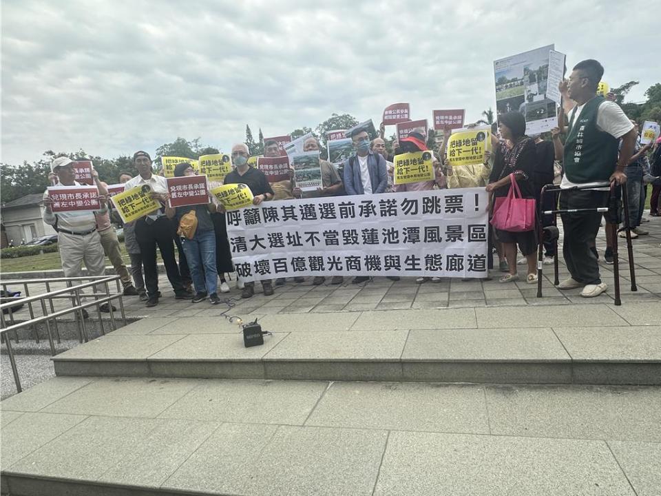 民團9日前往市議會抗議，直指高雄市長陳其邁選前承諾跳票。（楊舒婷攝）
