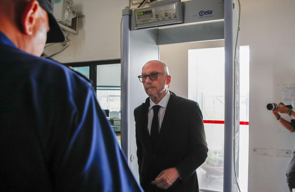 Canadian-born film director Paul Haggis arrives at Brindisi law court in southern Italy, Wednesday, June 22, 2022, to be heard by prosecutors investigating a woman's allegations he had sex with her without her consent over the course of two days. Under Italian law, a judge, after hearing arguments from both prosecutors and defense lawyers, will rule on whether Haggis can be set free pending possible additional investigation. (AP Photo/Salvatore Laporta)