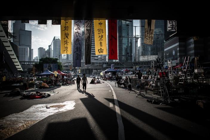 Pro-democracy demonstrators pictured on a highway where the main protest site is located in Hong Kong, on October 10, 2014 (AFP Photo/Philippe Lopez)