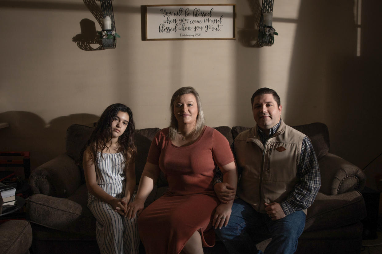 Jasmine York, al centro, con su hija de un matrimonio anterior, Brooklyn Dassaro, y su marido, Jared York, en su casa en Alexander City, Alabama, el 1 de marzo de 2024. (Charity Rachelle/The New York Times)