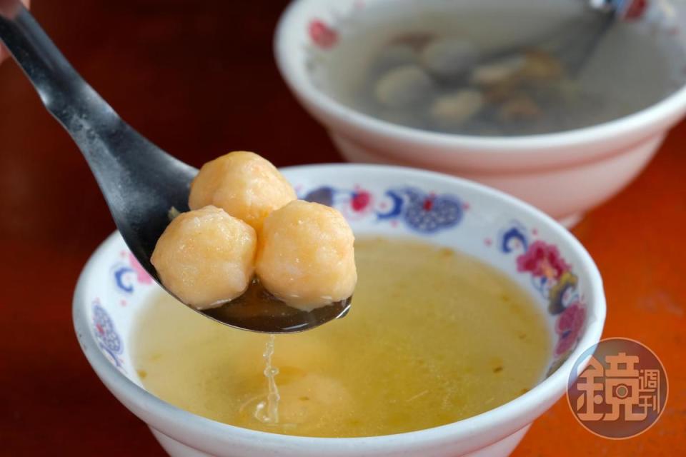 「蝦丸湯」的蝦丸採購自第一市場裡的店家，配飯滿清爽。（30元／碗）