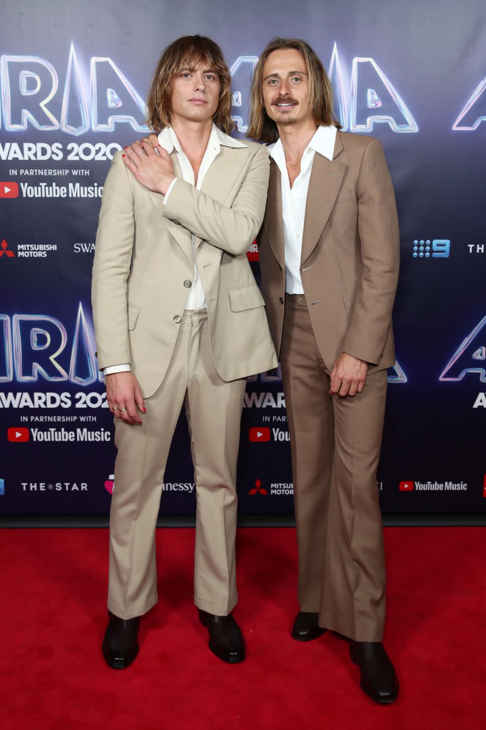 Die Brüder und Bandkollegen Louis und Oliver Leimbach von Lime Cordiale betraten den Roten Teppich im Retrolook. Foto: Getty Images.