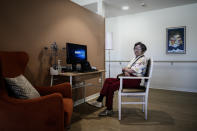 Una de las residentes descansa en su habitación de Village Landis Alzheimer. (Foto: Philippe Lopez / AFP / Getty Images).