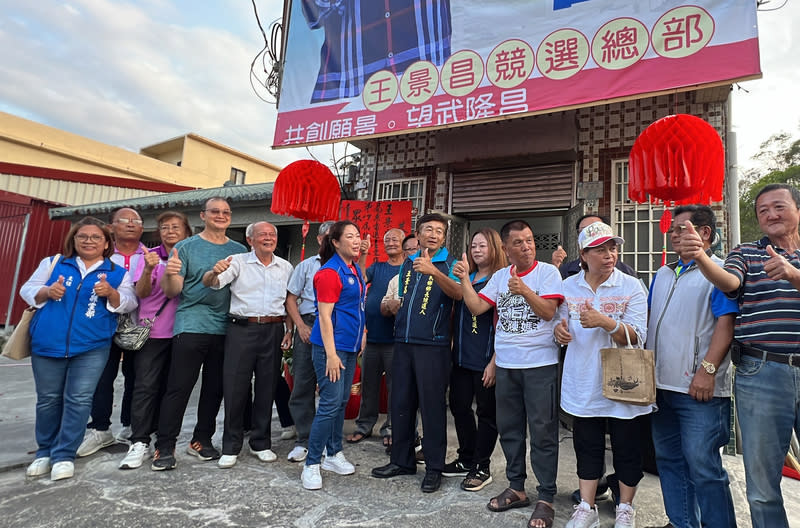 大武鄉長補選  國民黨王景昌勝出 台東縣大武鄉長補選13日投開票，國民黨籍候選人王 景昌（中）勝出，傍晚與支持者們開心比讚合影。 中央社記者盧太城台東攝  113年4月13日 