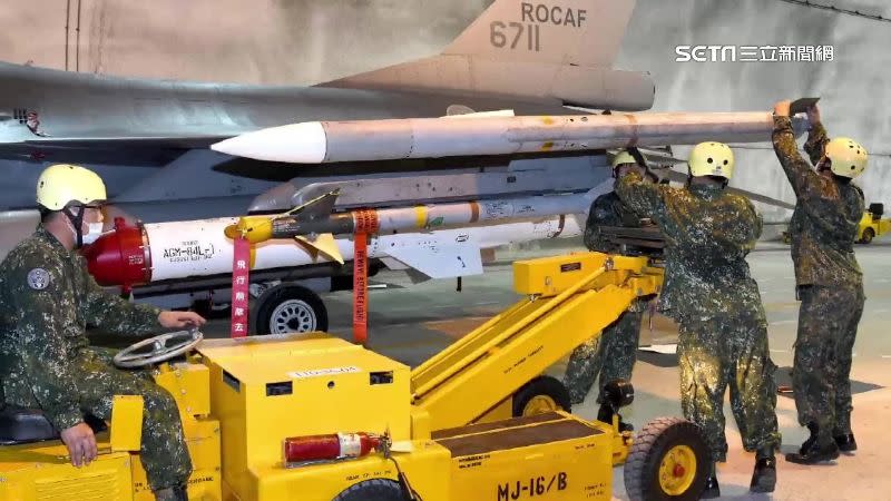 機工人員幫F16V戰機掛載空射魚叉飛彈，照片曝光後引發熱議。