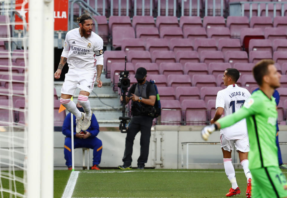 Sergio Ramos celebra tras anotar el segundo gol del Real Madrid en el partido contra el Barcelona en el partido de La Liga española, el sábado 24 de octubre de 2020. (AP Foto/Joan Monfort)