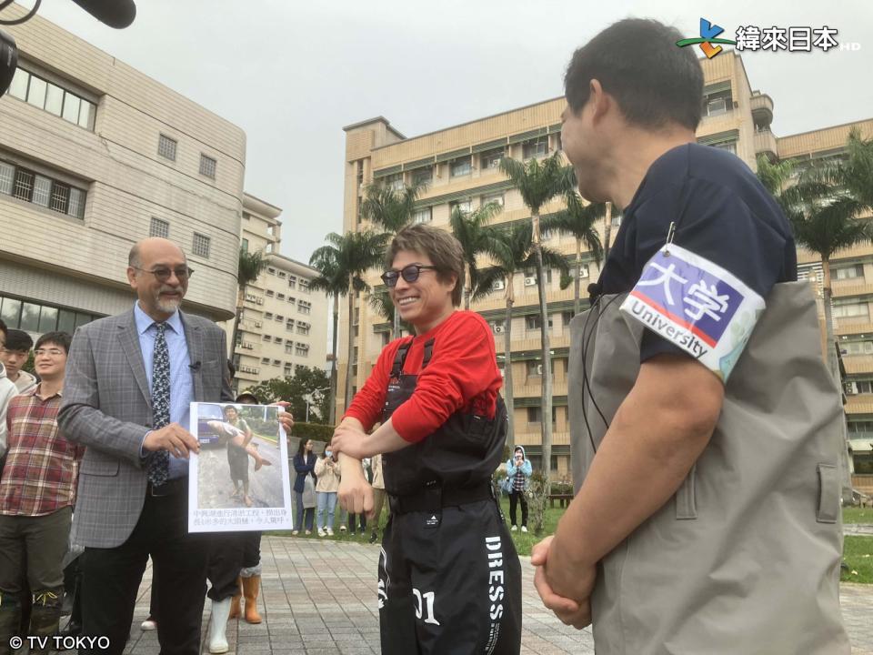 台灣中興大學師生主動聯繫《池水抽光好吃驚》節目，小淳（中）看到台媒熱烈報導開心表示相當榮幸，右為節目固定班底加藤英明教授，左為中興大學生命科學院－黃介辰學院長。（緯來日本台提供）