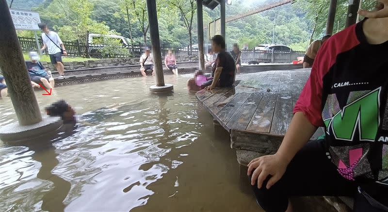 位在新竹縣五峰鄉的張學良故居，只限泡腳的將軍湯被當成泡湯池。（圖／翻攝畫面）