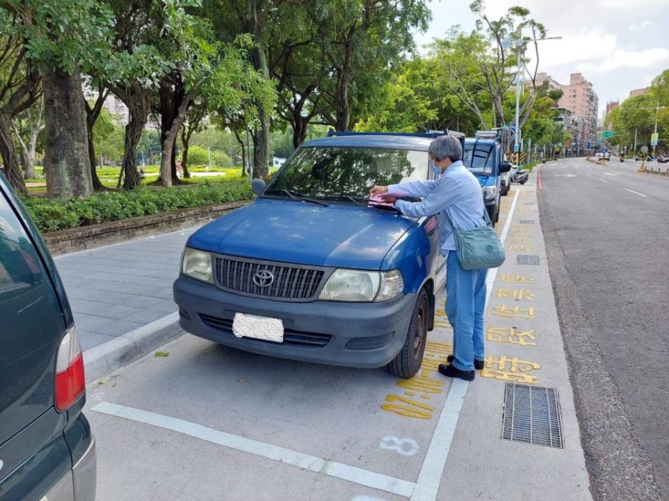 板橋區篤行路二段十月一日起納入停車收費管理。(新北市交通局提供)