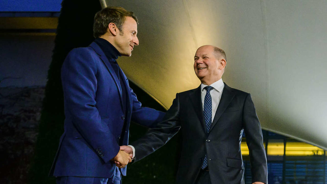 Entre Macron et Schloz, l’heure est aux bisous après les bisbilles (photo prise le 3 octobre 2022)