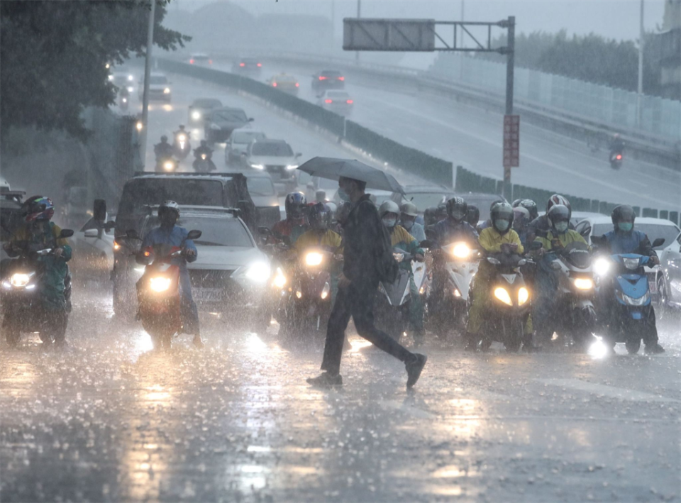 明天、周六全台有雨，同時周六連假首日冷氣團到，小年夜、除夕最凍10度，接著初一晚上鋒面接近，再轉濕冷。(資料照/劉宗龍攝)