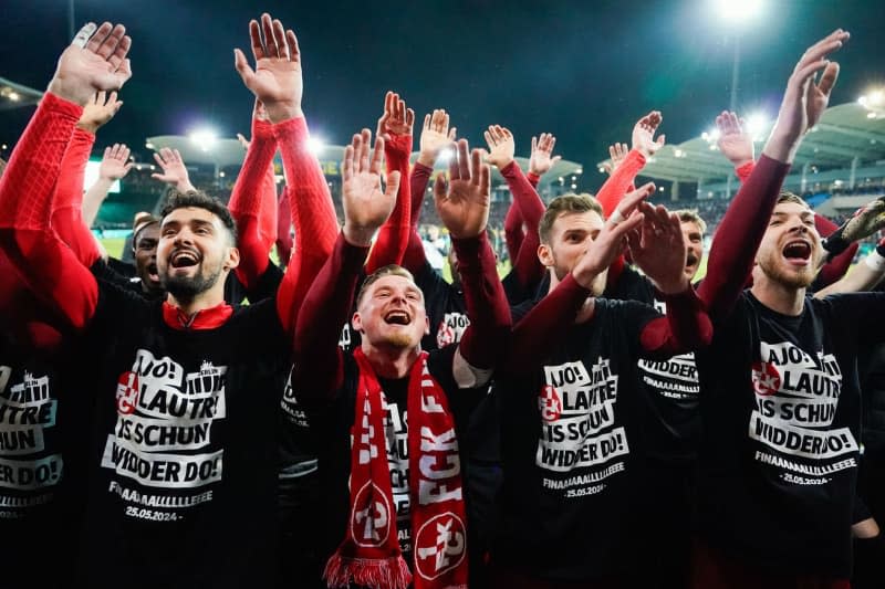 Kaiserslautern's players celebrate with the fans after after the final whistle of the ring the German DFB Cup semi-final soccer match between 1. FC Saarbruecken and FC Kaiserslautern at the Ludwigspark Stadium. Uwe Anspach/dpa