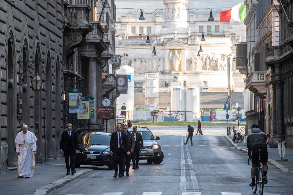 Papa Francesco in "pellegrinaggio" per le strade di Roma