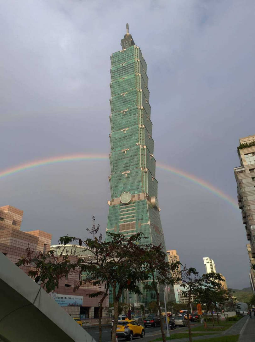 今日下午在台北市出現的搶眼彩虹。（圖／翻攝自信義區三兩事臉書）