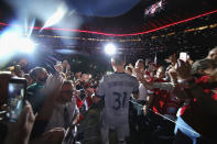 <p>Servus, Basti! Wie bei einem Boxkampf läuft der Gladiator in die Allianz Arena ein. Musikalisch untermalt vom Guns n’ Roses-Klassiker “Paradise City”.<br>(Bilder: Getty Images) </p>